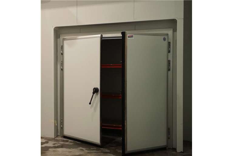 PUERTA PIVOTANTE FRIGORÍFICA 